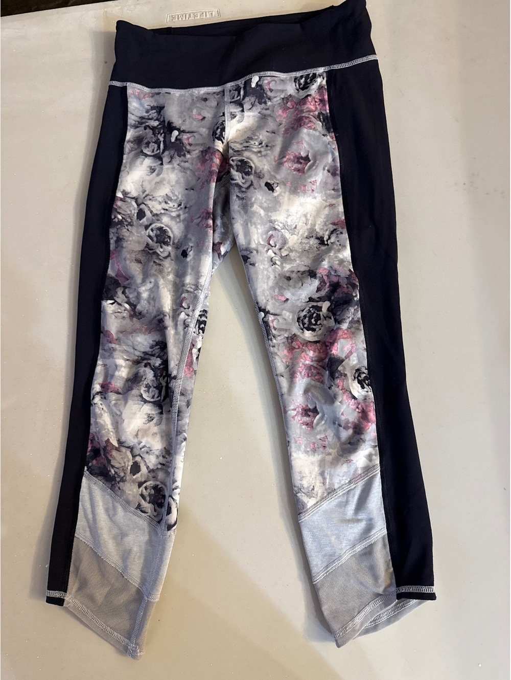 Lululemon floral pattern leggings size 4 Capri length